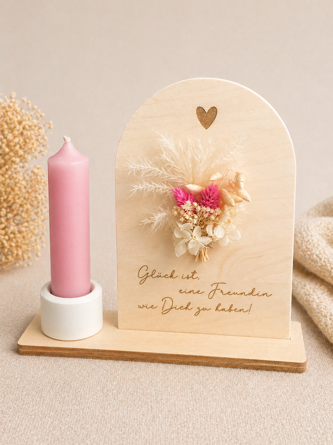 Holz Dekoaufsteller mit Gravur „Glück ist, eine Freundin wie Dich zu haben“ und Kerzenhalter mit rosa Stabkerze und Trockenblumen