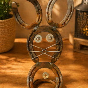 Handgefertigte Hasenfigur aus Hufeisen als rustikale Metall Deko im Vintage Industrial Design