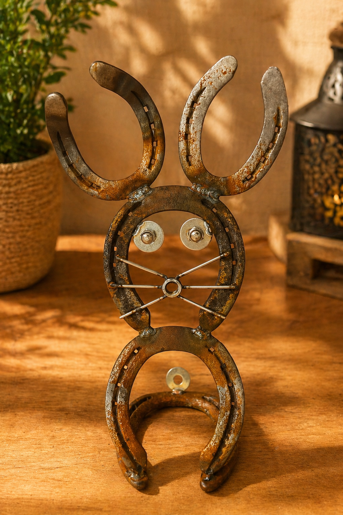 Handgefertigte Hasenfigur aus Hufeisen als rustikale Metall Deko im Vintage Industrial Design