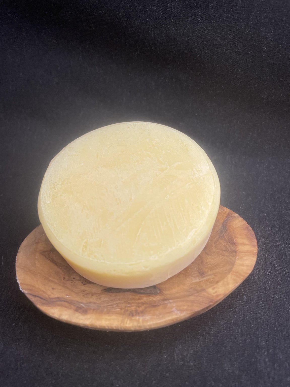 Gelbe handgemachte Chakra Seife Solarplexus auf Holzschale, 70 g, Duft Zitrone und Koriander