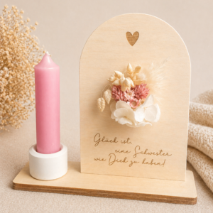 Holz Dekoaufsteller mit Gravur „Glück ist, eine Schwester wie Dich zu haben“ und Kerzenhalter mit rosa Kerze und Trockenblumen