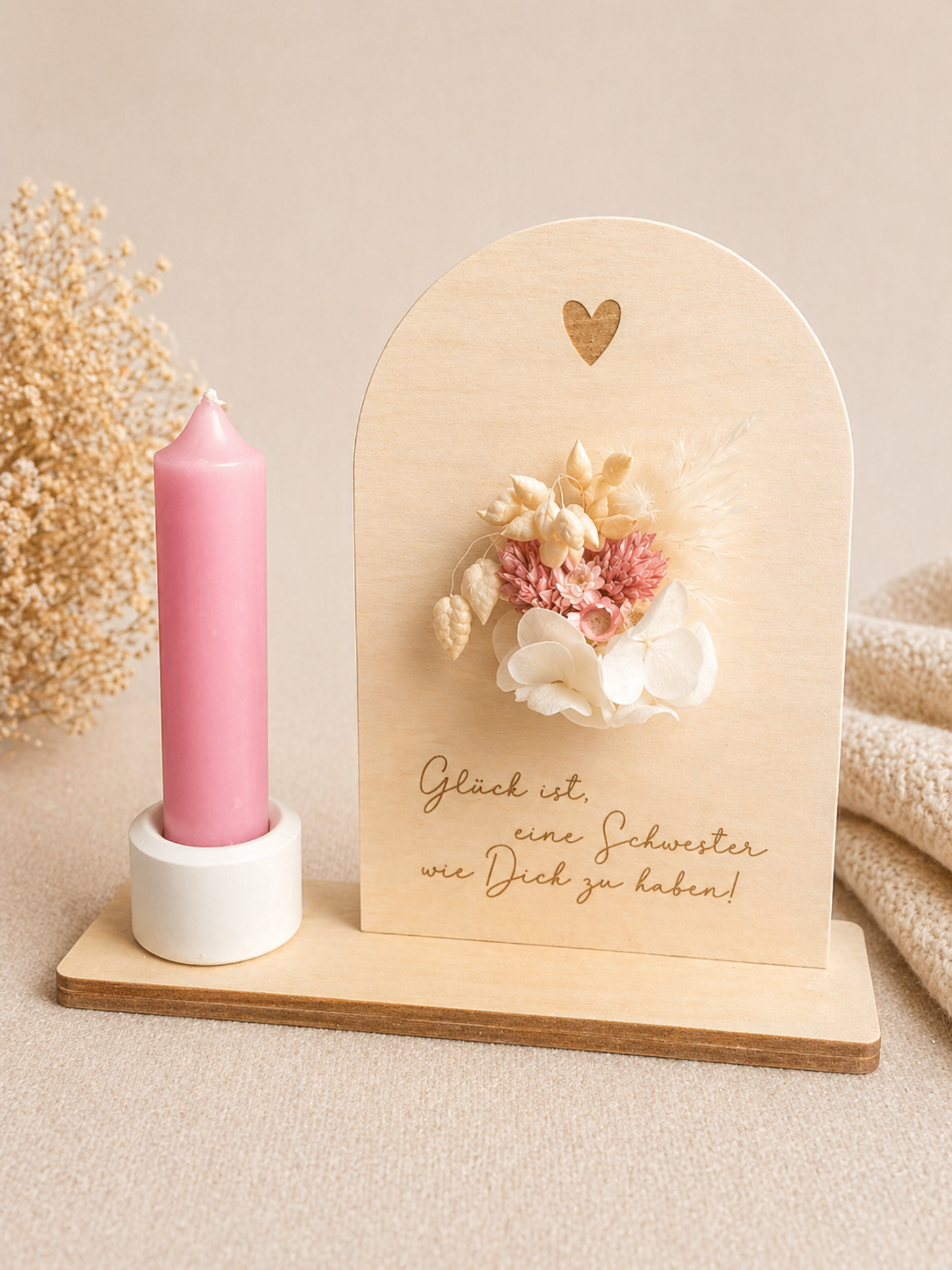 Holz Dekoaufsteller mit Gravur „Glück ist, eine Schwester wie Dich zu haben“ und Kerzenhalter mit rosa Kerze und Trockenblumen