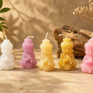 Bunte Buddha Figurenkerzen ohne Duft in verschiedenen Farben als dekorative Wohnaccessoires in meditativer Sitzhaltung