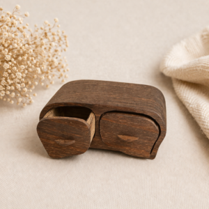 Kleines dunkles Holz Schmuckkästchen mit zwei Schubladen auf hellem Hintergrund