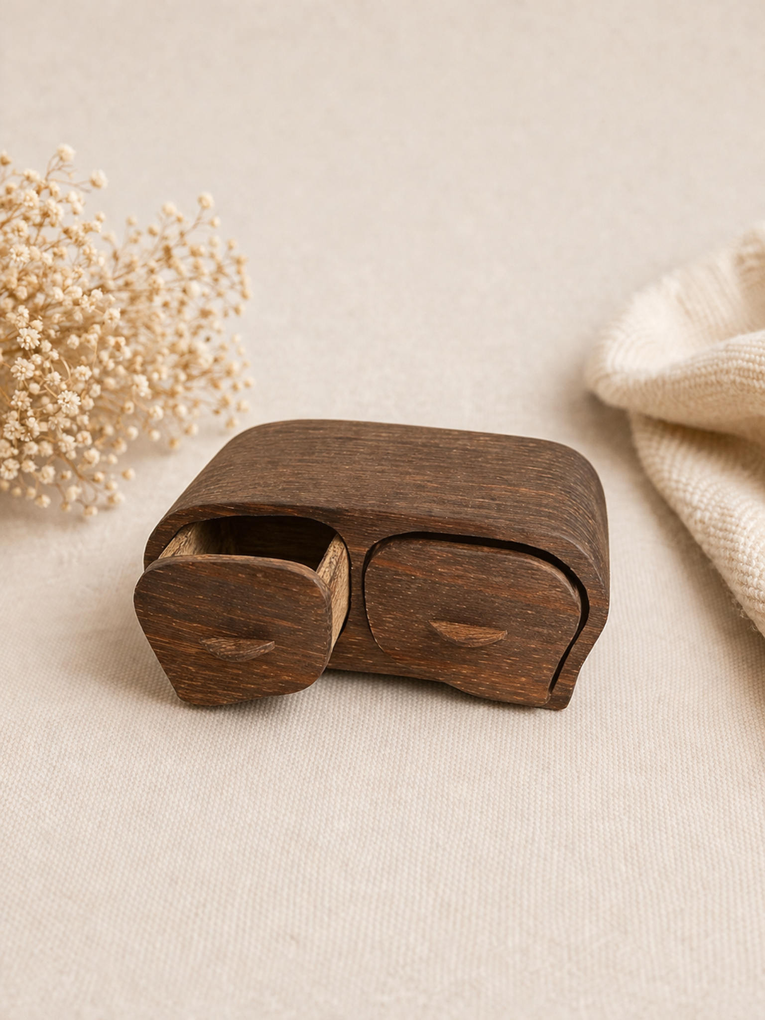 Kleines dunkles Holz Schmuckkästchen mit zwei Schubladen auf hellem Hintergrund