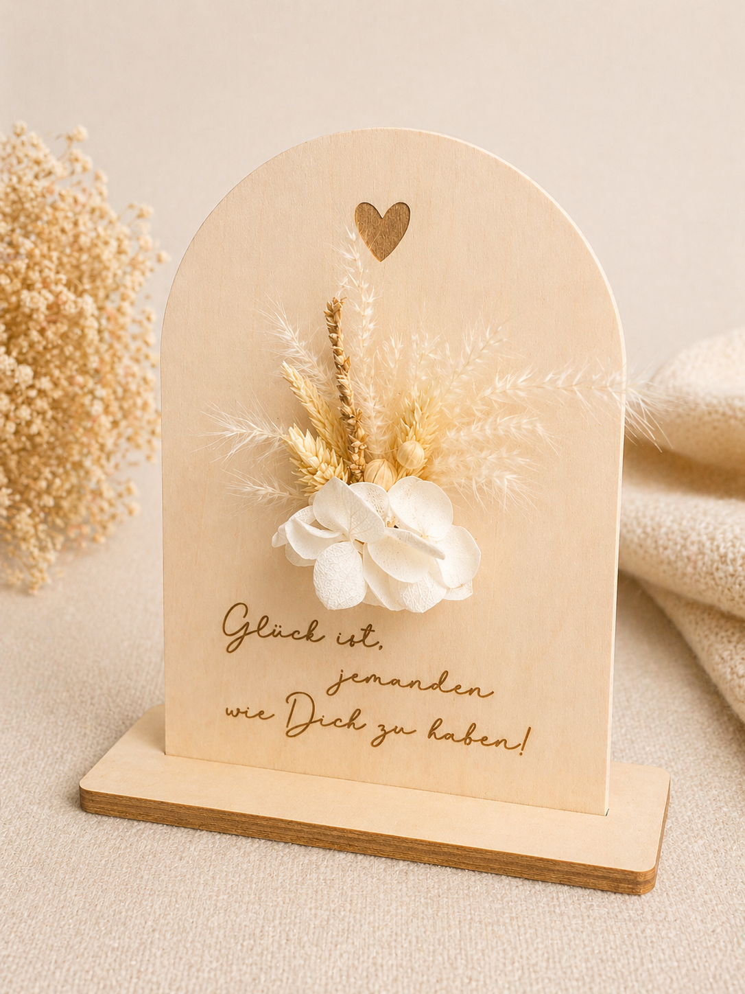 Holz Dekoaufsteller mit Trockenblumen & Gravur „Glück ist, jemanden wie Dich zu haben“ – Geschenk mit Herz