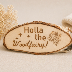 Graviertes Holzschild aus Baumscheibe mit Schriftzug „Holla the Woodfairy!“ und Feenmotiv