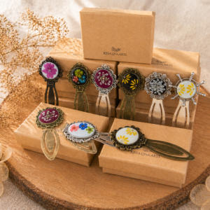 Handgemachtes Lesezeichen aus Metall mit echten getrockneten Blumen in Harz im Vintage Stil