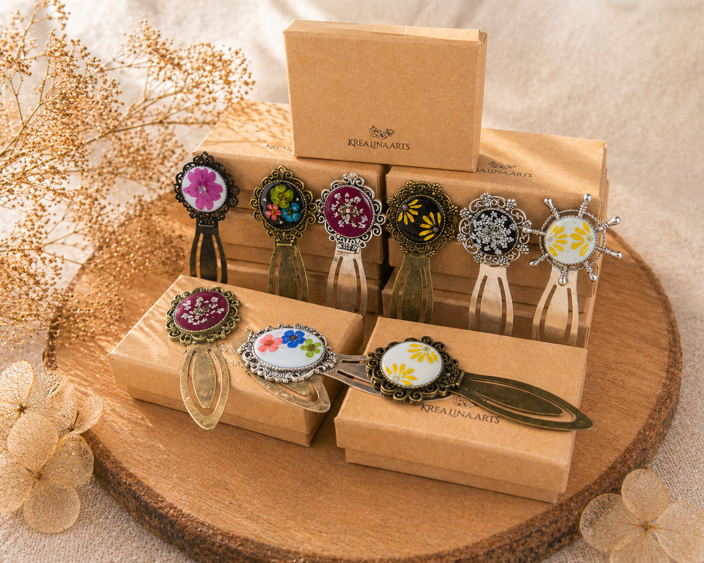 Handgemachtes Lesezeichen aus Metall mit echten getrockneten Blumen in Harz im Vintage Stil