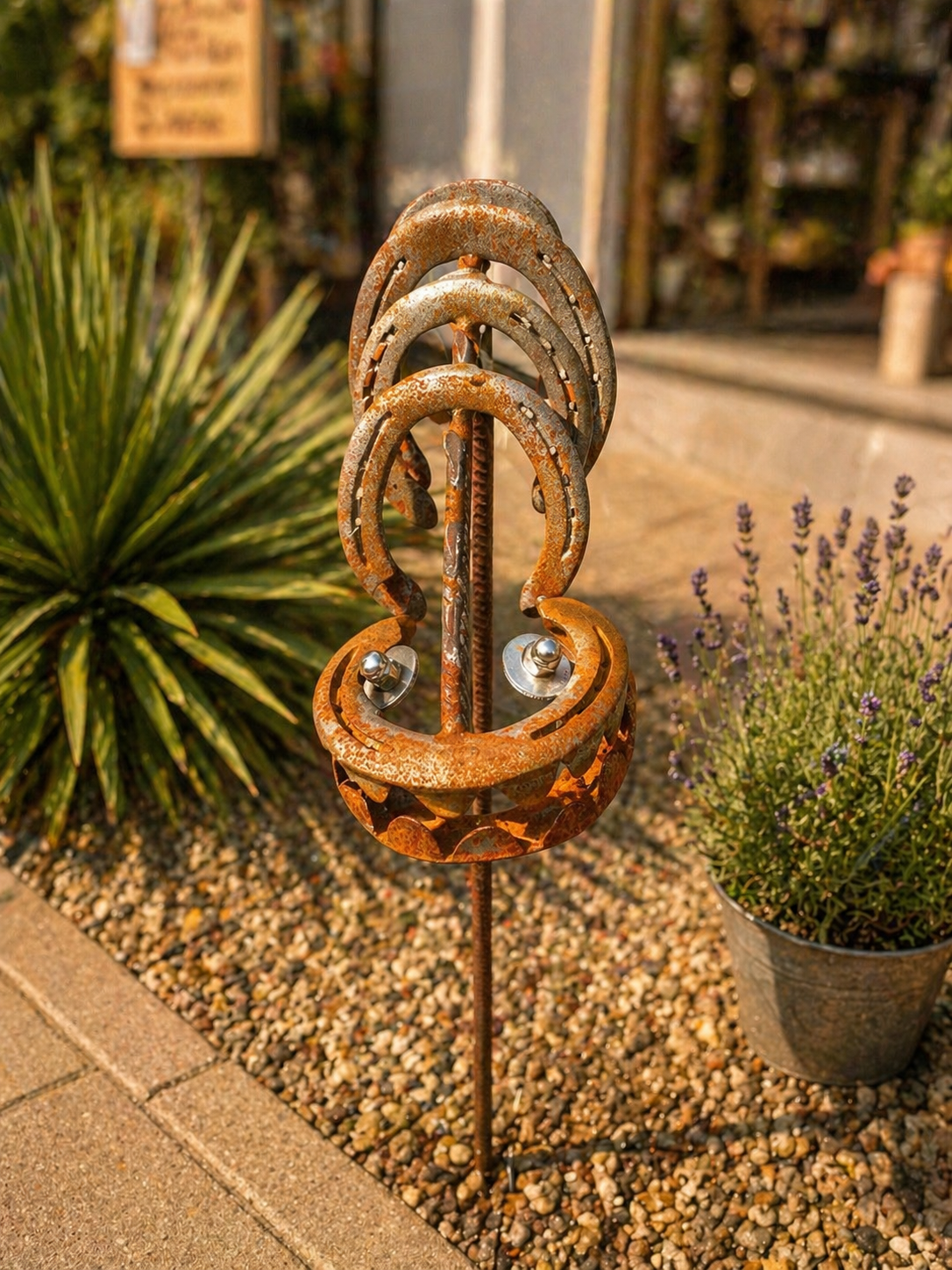 Hufeisen Fisch Gartendeko Stecker &ndash; handgefertigte Metallkunst f&uuml;r Garten & Terrasse