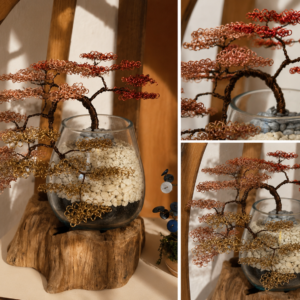 Handgefertigter Draht-Bonsai mit kupferfarbenen Metallästen in Glasgefäß mit Natursteinen