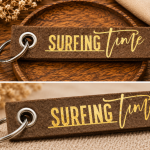 Brauner Filz-Schlüsselanhänger mit goldenem Surfing Time Schriftzug auf dekorativer Holzschale