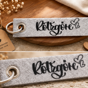 Filz-Schlüsselanhänger mit Rotzgöre Schriftzug auf dekorativem Holzuntergrund