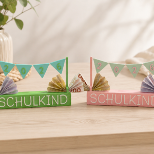 Handgefertigte Schulkind-Aufsteller zur Einschulung 2026 mit Wimpelkette und dekorativer Geldscheinhalterung in verschiedenen Farben.