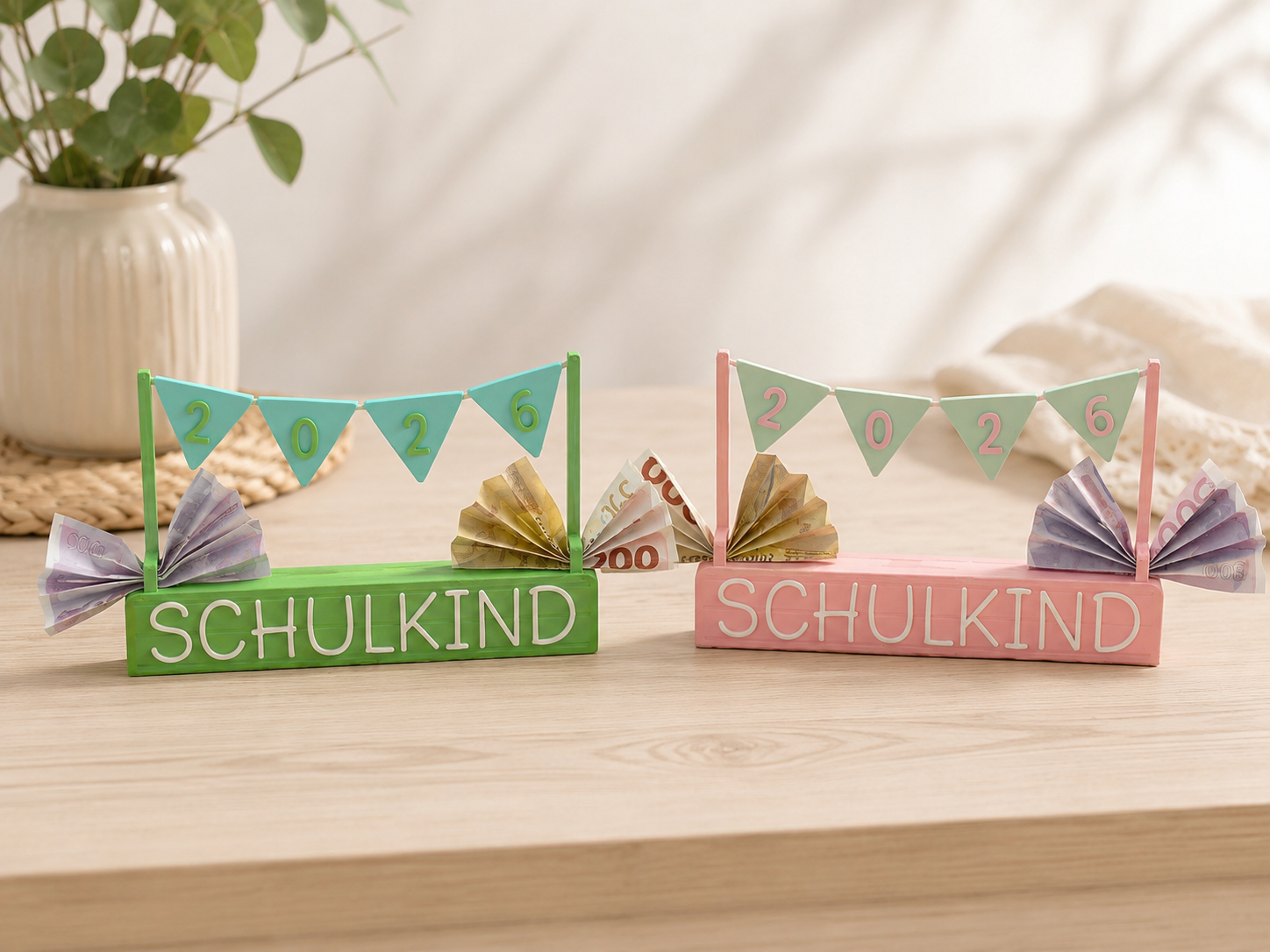 Handgefertigte Schulkind-Aufsteller zur Einschulung 2026 mit Wimpelkette und dekorativer Geldscheinhalterung in verschiedenen Farben.