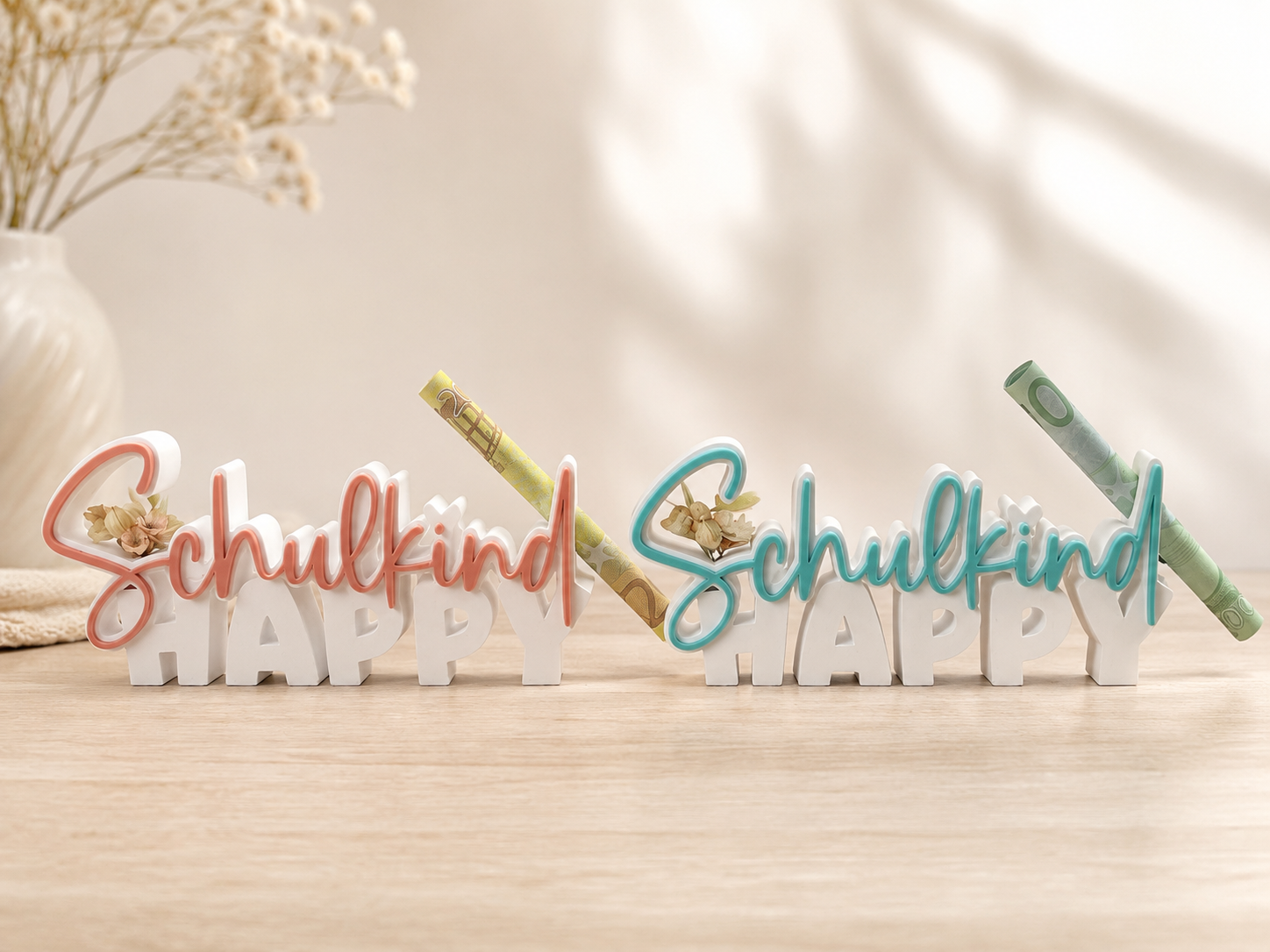 Dekorativer Holzaufsteller „Schulkind Happy“ als Geldgeschenk zur Einschulung mit eingesetztem Geldschein in Schultütenform und verschiedenen Farbvarianten.