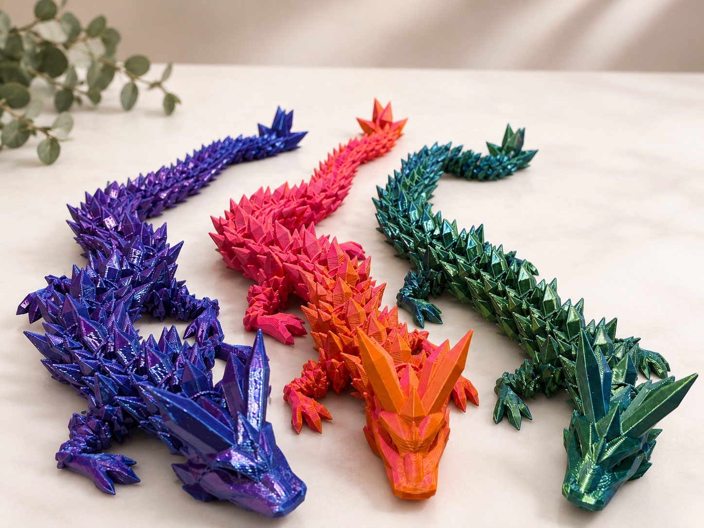 3D-gedruckte bewegliche Kristall-Drachenfigur mit ca. 38 cm Länge in verschiedenen Farben.