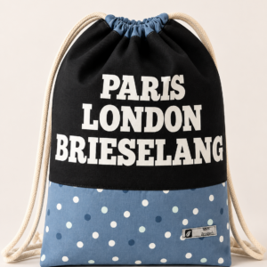 Handgefertigter Turnbeutel aus Stoff mit schwarzem Oberteil, hellblauem Punktedesign und dem Aufdruck „Paris London Brieselang“.