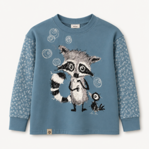 Blaues Kinder-Langarmshirt mit großem Waschbärenmotiv und gemusterten Ärmeln in handgefertigter Ausführung.