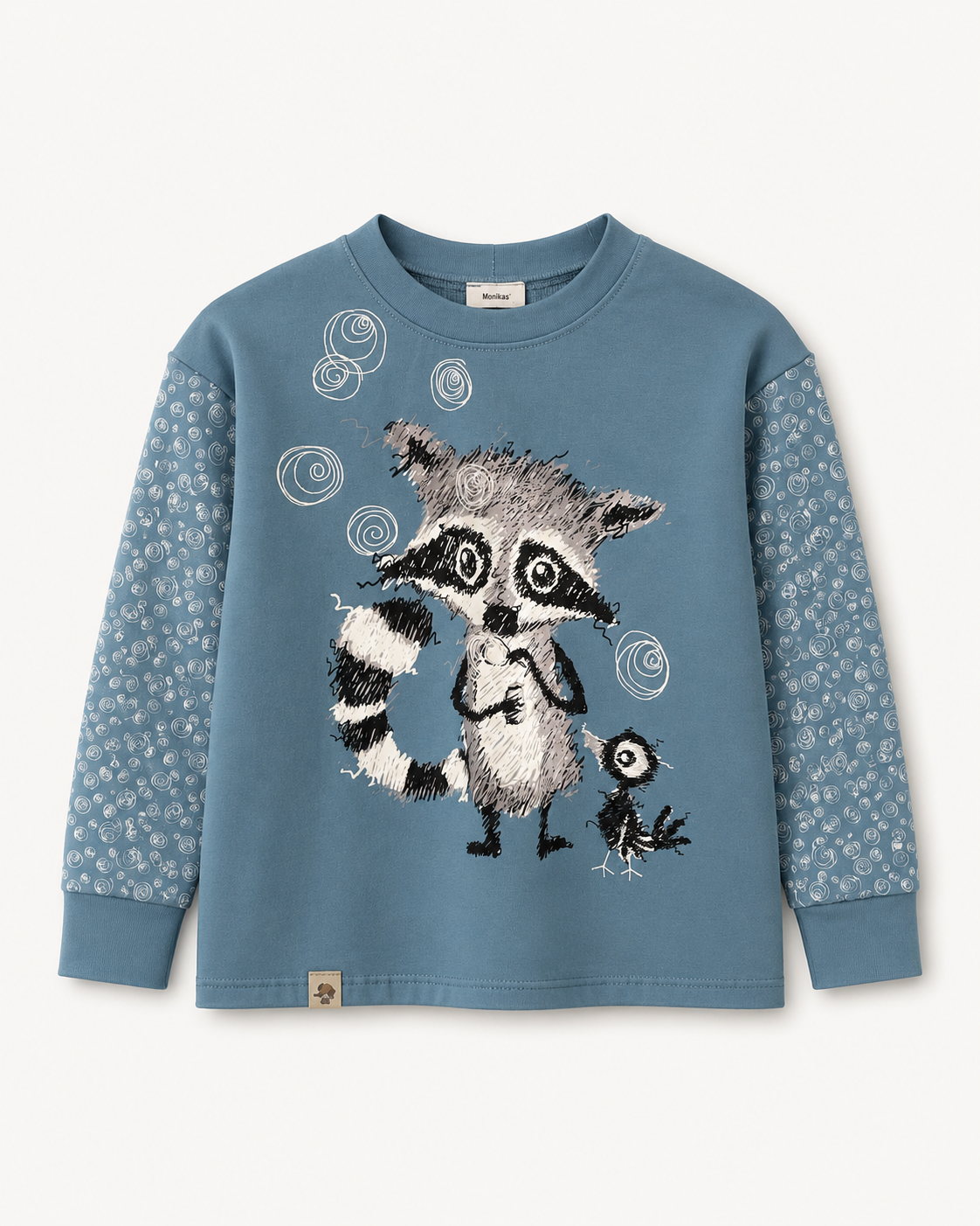 Blaues Kinder-Langarmshirt mit gro&szlig;em Waschb&auml;renmotiv und gemusterten &Auml;rmeln in handgefertigter Ausf&uuml;hrung.
