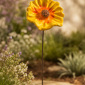 Handgefertigte gelbe Keramikblüte mit orangefarbenem Blütenzentrum auf Metallstab als dekorativer Gartenstecker für Beet, Balkon oder Pflanzkübel.