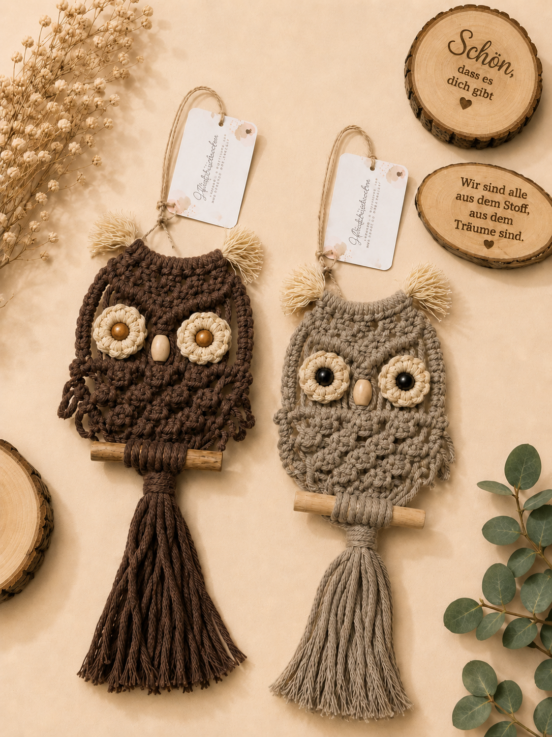 Handgefertigte Makramee-Eulen aus Baumwollgarn mit Holzperlen und langen Fransen als Schlüssel- oder Taschenanhänger in Braun und Taupe.