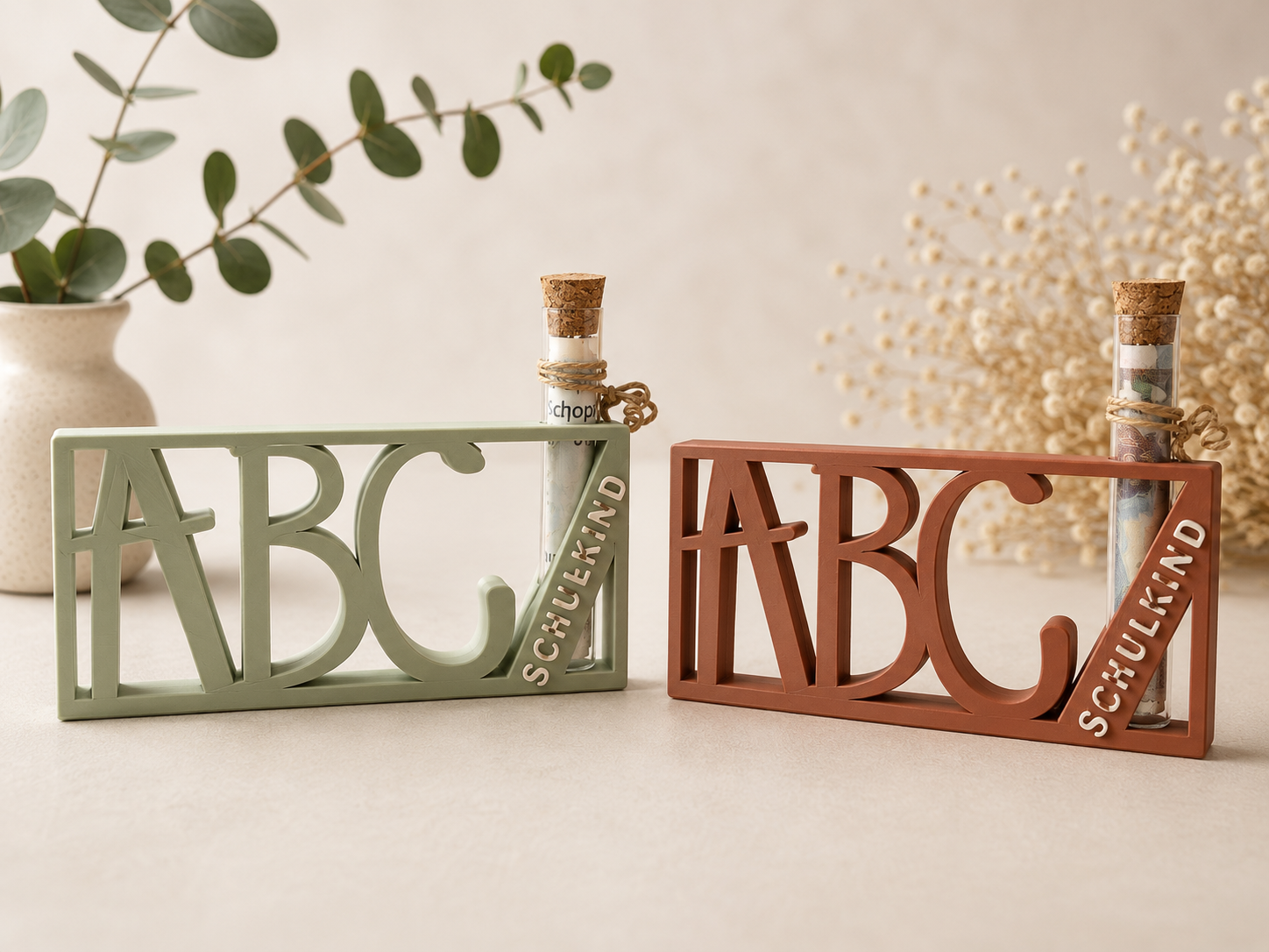 3D-gedruckter ABC-Aufsteller mit Schriftzug „Schulkind“ und Glasröhrchen mit Korkverschluss als Geldgeschenk zur Einschulung.