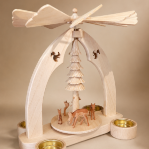 Weihnachtspyramide aus hellem Holz mit Rehen, Tannenbaum, drehbarer Waldszene und Kerzenhaltern.