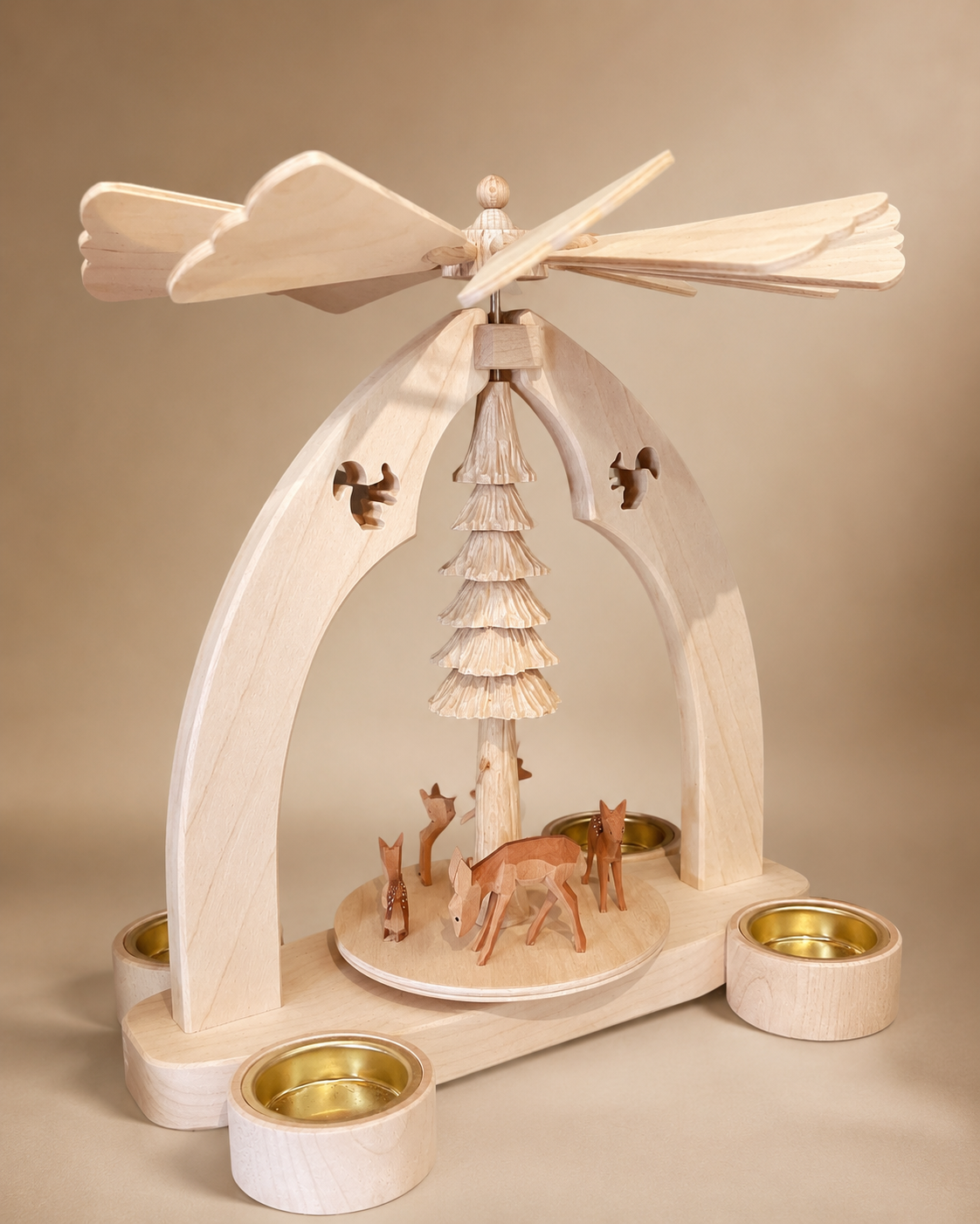 Weihnachtspyramide aus hellem Holz mit Rehen, Tannenbaum, drehbarer Waldszene und Kerzenhaltern.