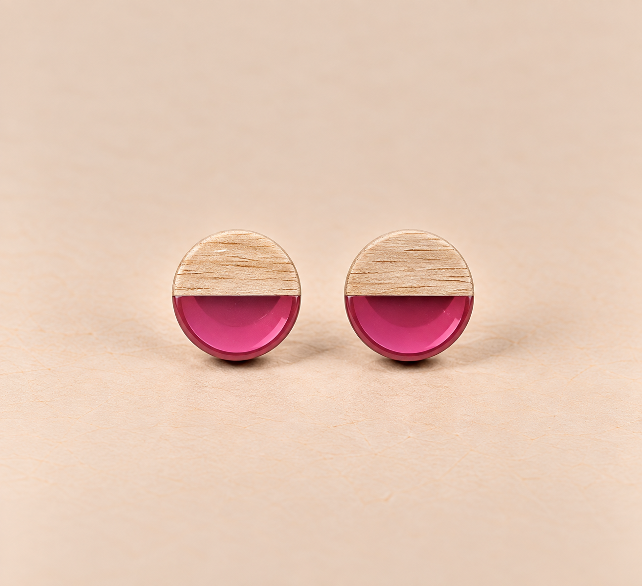 Resin-Holz-Ohrstecker Bright Pink
