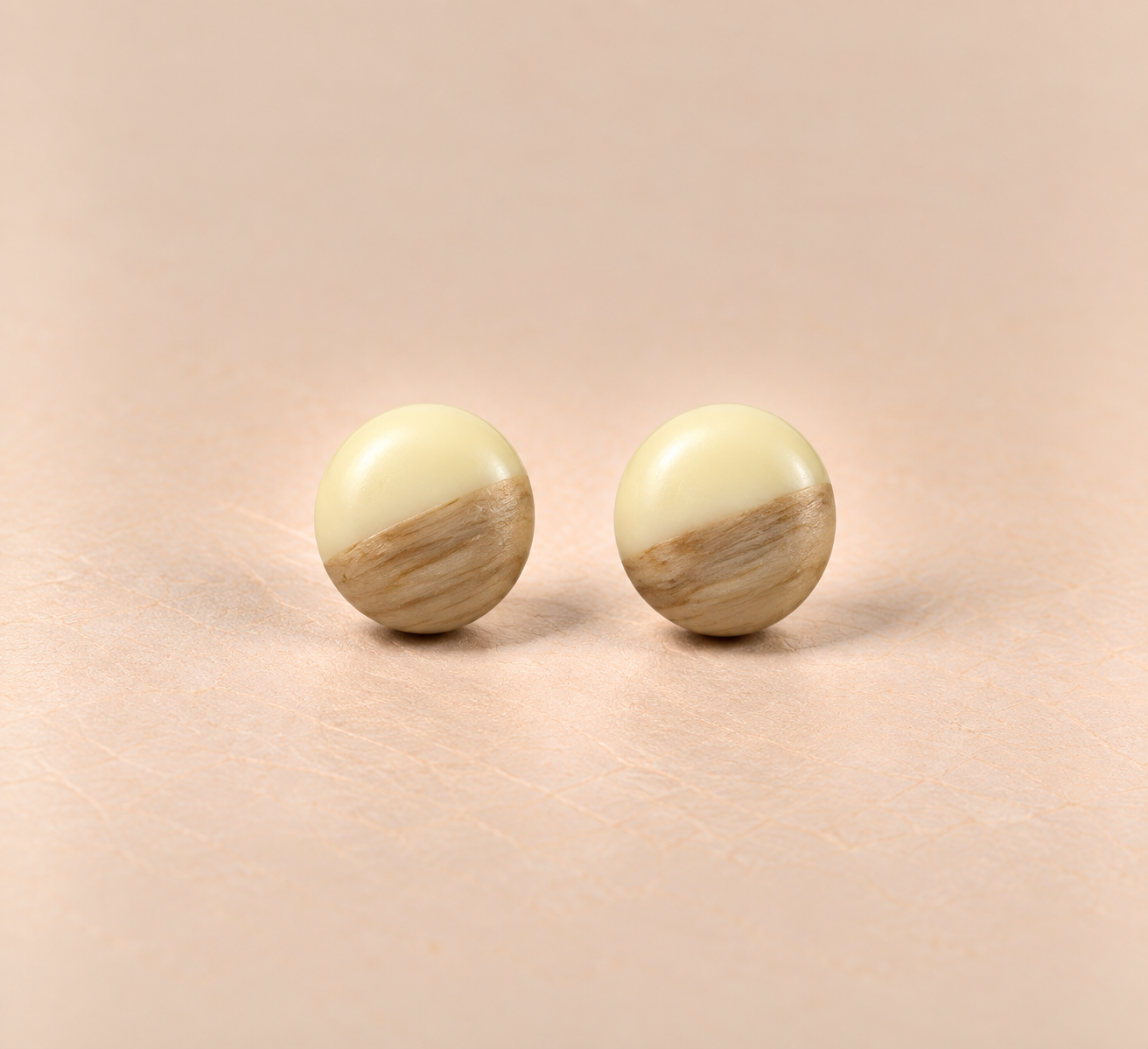 Geschliffene Resin-Holz-Ohrstecker Creme