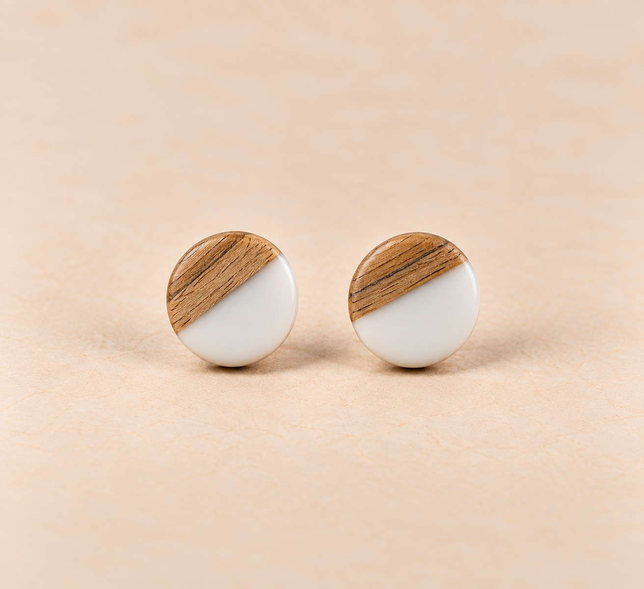 Resin-Holz-Ohrstecker Grau