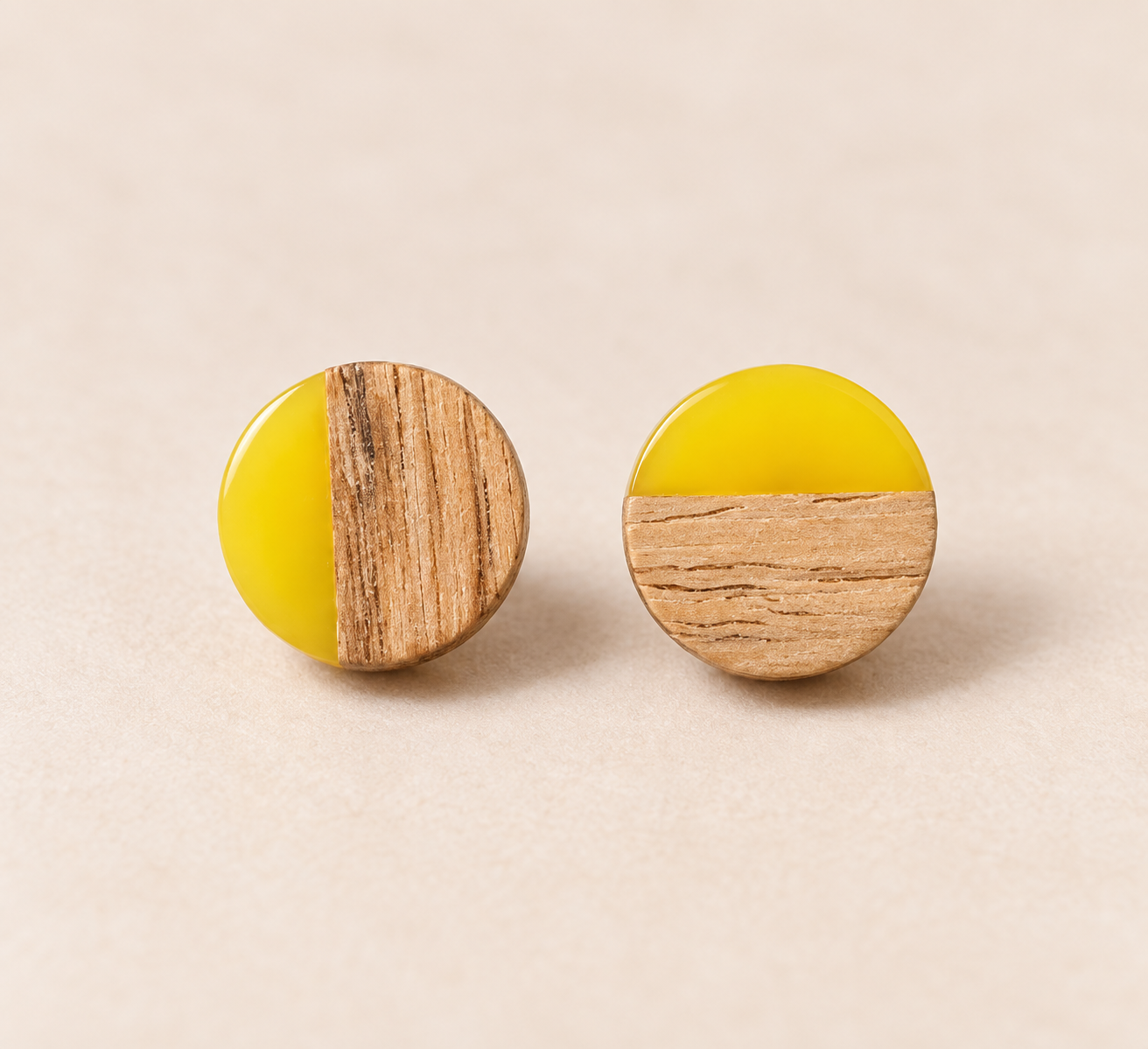 Resin-Holz-Ohrstecker Honiggelb