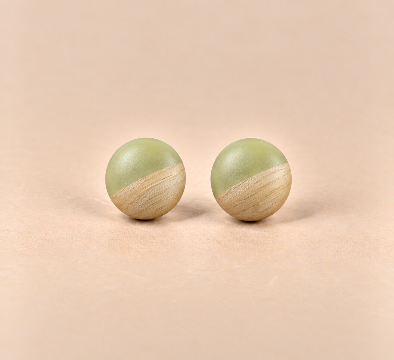 Geschliffene Resin-Holz-Ohrstecker Olive