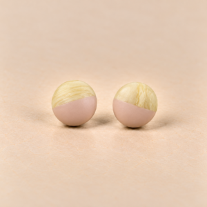 Geschliffene Resin-Holz-Ohrstecker Rose