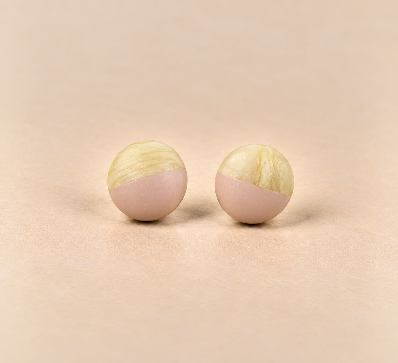 Geschliffene Resin-Holz-Ohrstecker Rose