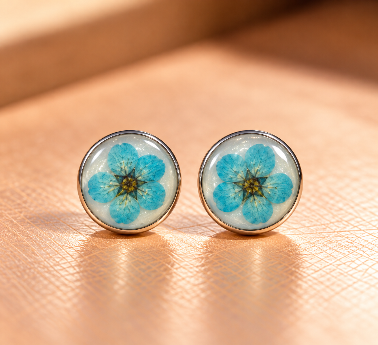 Resin-Ohrstecker mit Trockenblumen 1 cm