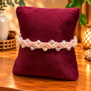 Makrameearmband mit rosa Perlen