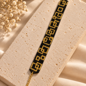 Schwarzes Miyuki Perlenarmband mit geometrischen Formen in Gold – ca. 15 cm