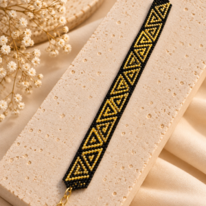Schwarzes Miyuki Perlenarmband mit goldfarbenen Dreiecken – ca. 15 cm